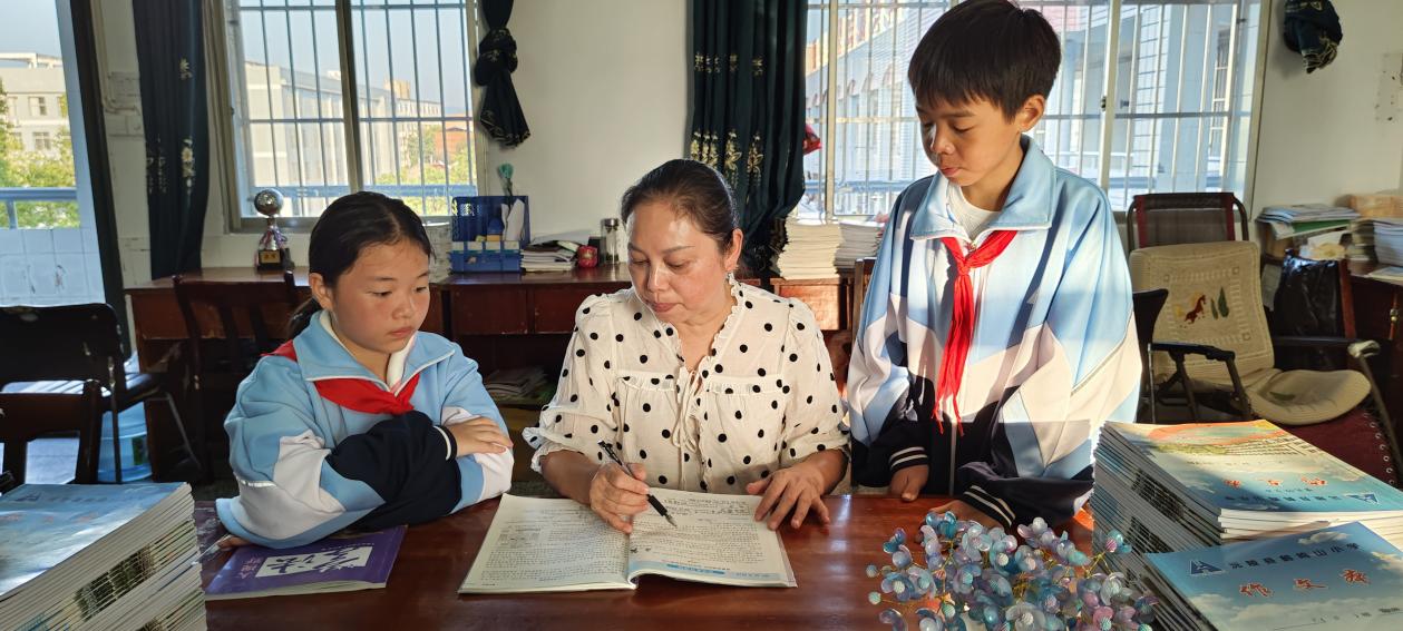 用爱与智慧照亮教育之路 ——记沅陵县鹤鸣山小学教师陈芸图2