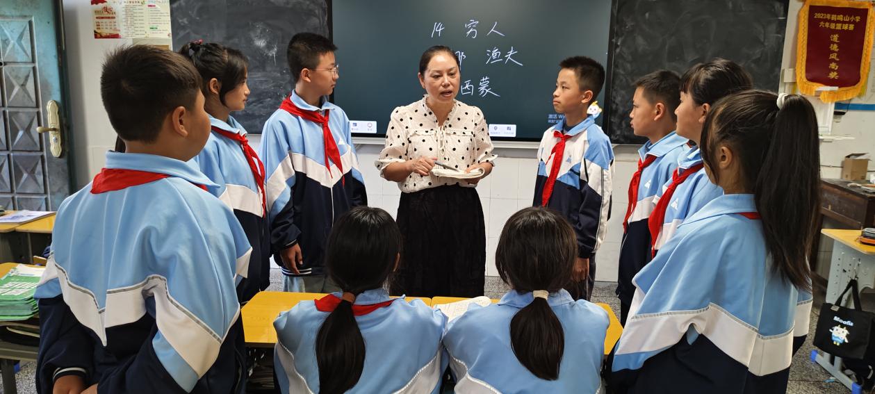 用爱与智慧照亮教育之路 ——记沅陵县鹤鸣山小学教师陈芸图1
