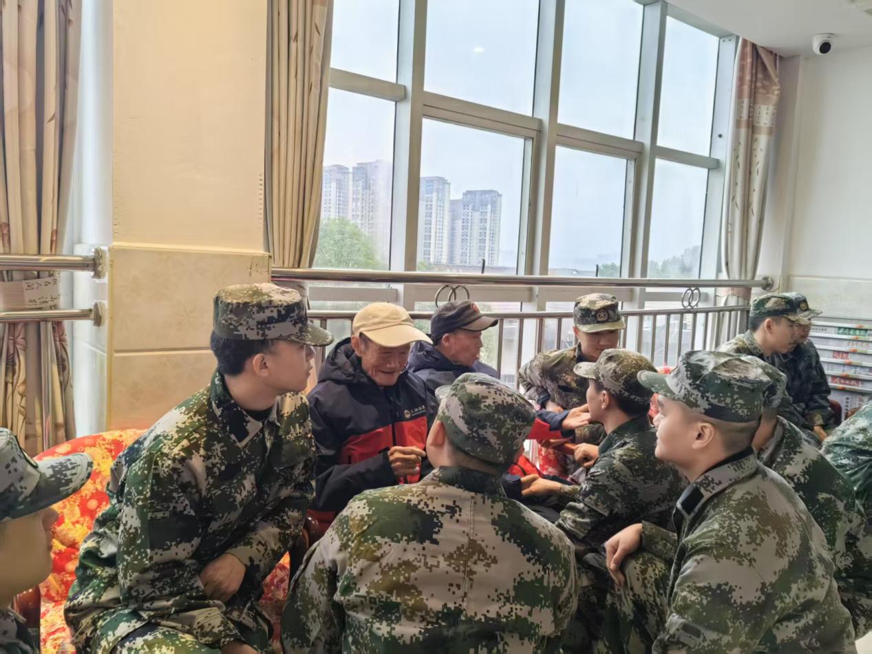 暖春雷锋行 情满福利院图2